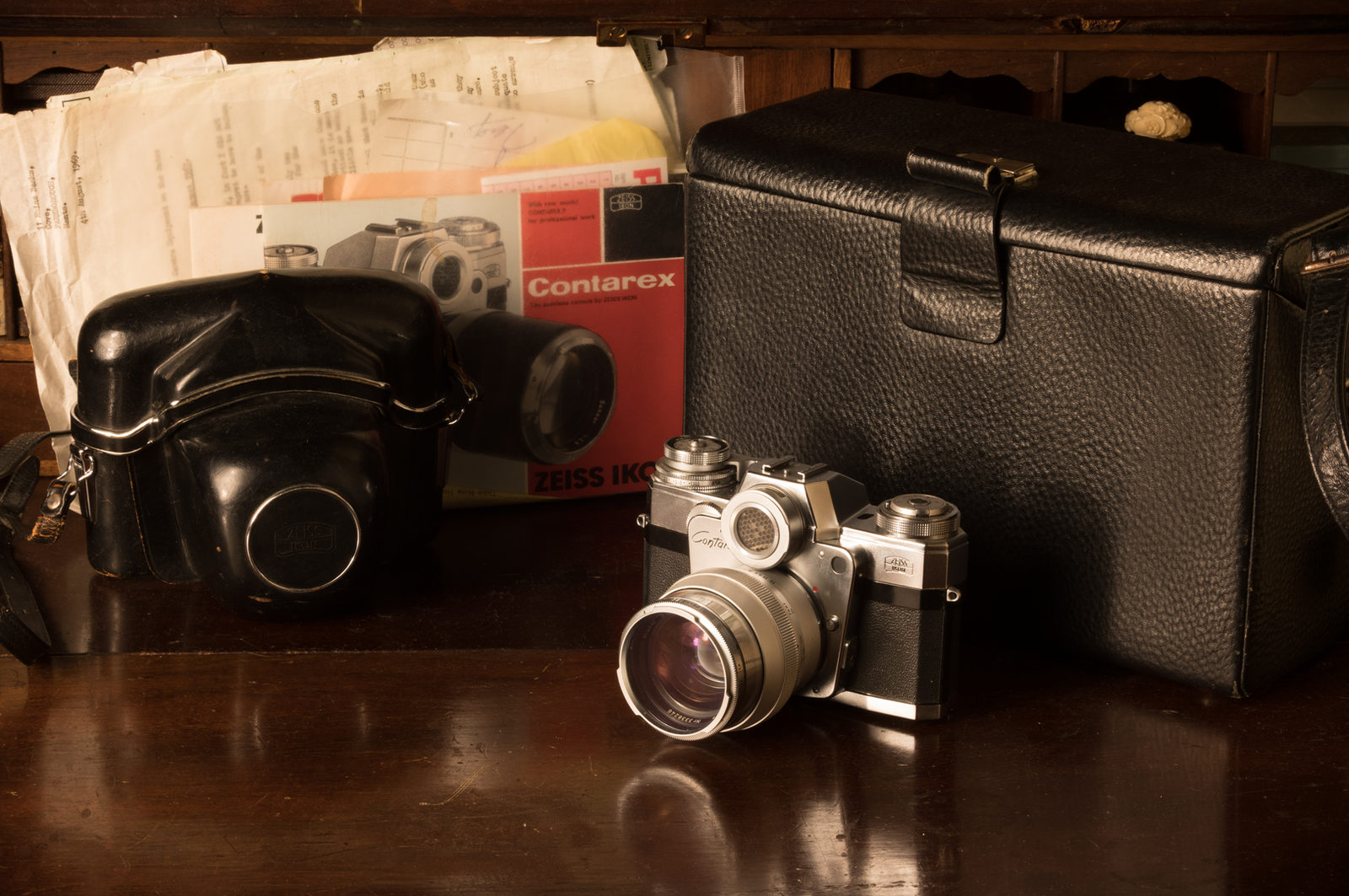 A Zeiss Ikon Contarex Bulls-Eye 35mm SLR Camera Outfit
